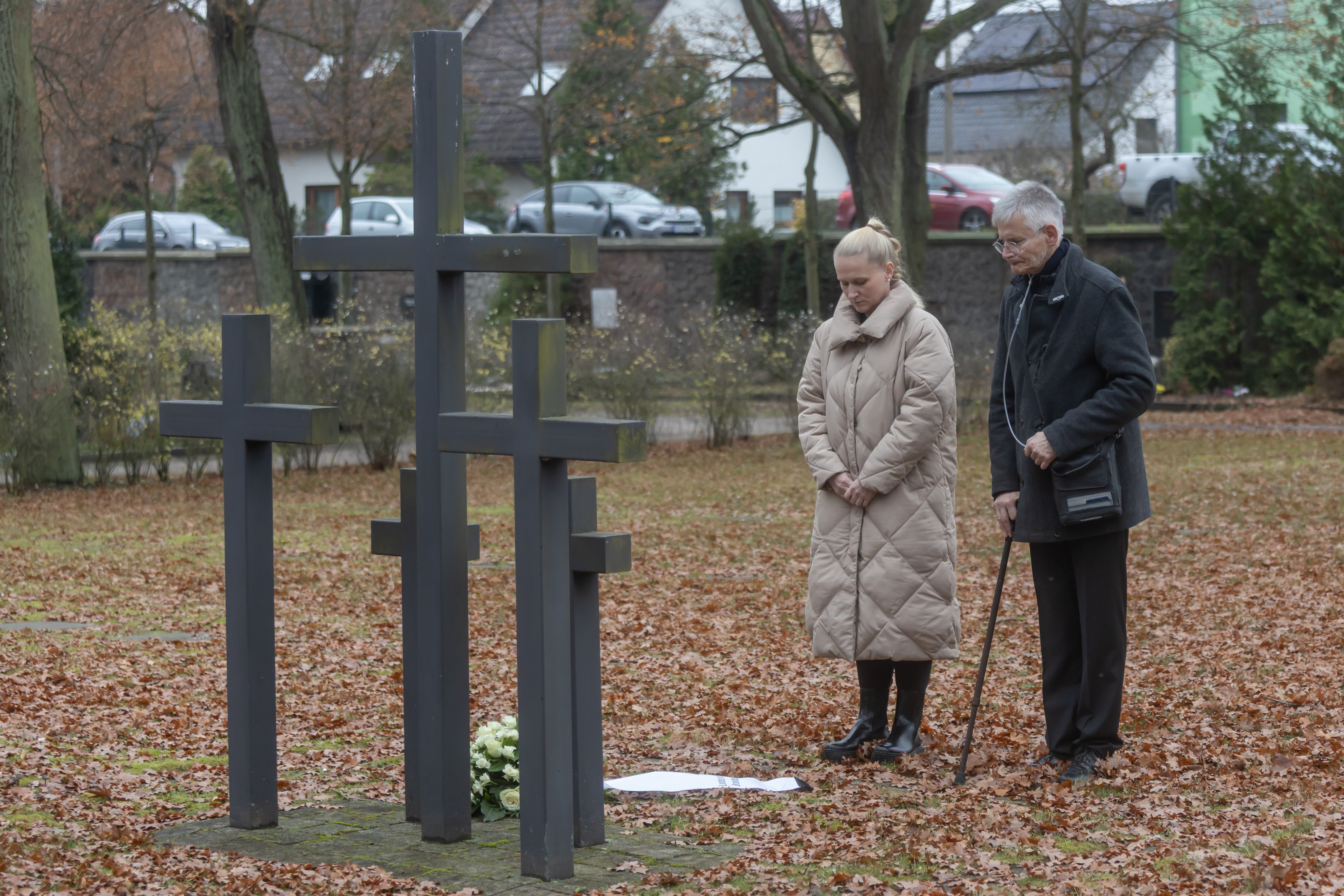 Frau Dsire Schrade, Vorsitzende der Stadtverordnetenversammlung, die gemeinsam mit Thomas Wenzke vom Volksbund Deutsche Kriegsgrberfrsorge einen Kranz niederlegte. Foto: Rene Matschkowiak